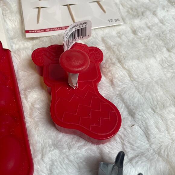 CELEBRATION Cookie Cutters Baking Molds Kitchen Cute Stocking‎ Reindeer Snowman - Picture 4 of 5